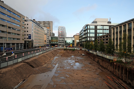 841984 Gezicht op de werkzaamheden ten behoeve van het opnieuw aanleggen van de Stadsbuitengracht te Utrecht, ter ...